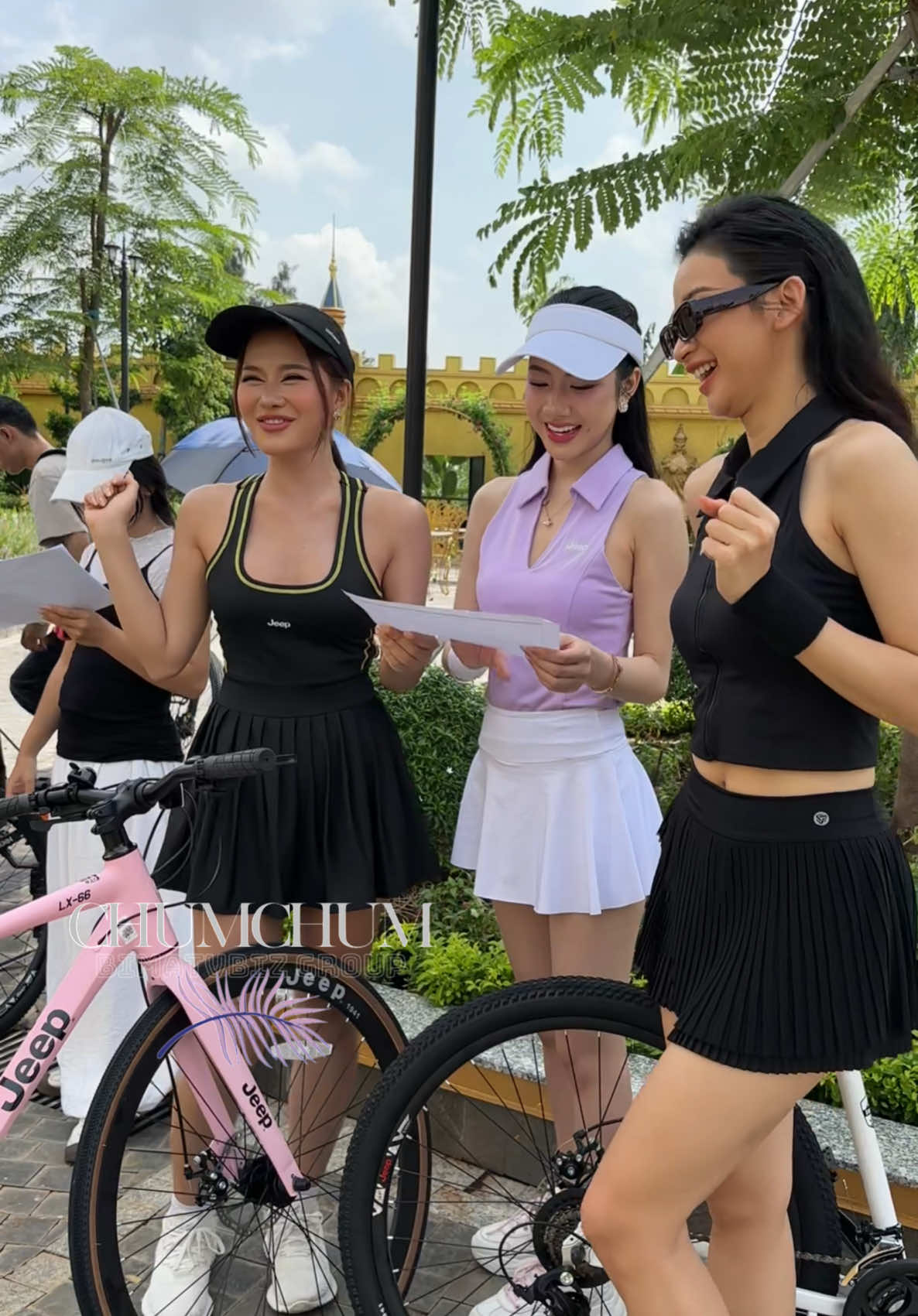 Cuộc hội thoại cười xỉu của 3 người tại trong buổi chụp hình với chiếc xe đạp Jeep Cycling Vietnam #ChumChum #BimatVbiz #Thegioimodels #Lattungvbiz #tiktokgiaitri #MissGrandVietNam2025 #MissGrandVietNamByChumChum #jeepbicyclevietnam #JeepByChumChum 