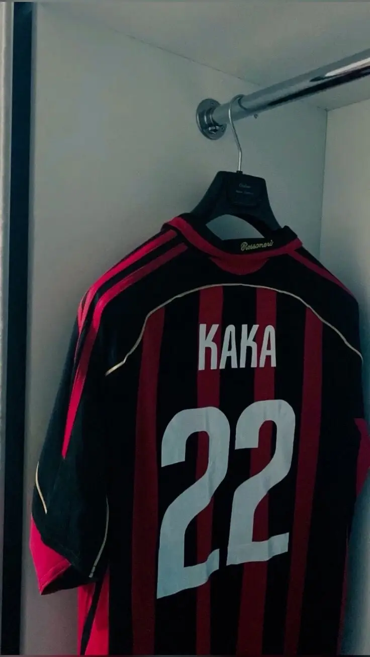 Pra quem pediu do Kaká - *Chegada ao Milan*: Kaká chegou ao Milan em 2003, vindo do São Paulo, por uma transferência de cerca de 8,5 milhões de euros. - *Sucesso*: Kaká rapidamente se tornou um dos principais jogadores do Milan, conhecido por sua habilidade, velocidade e visão de jogo. Ele ajudou o clube a conquistar vários títulos, incluindo: - Liga dos Campeões da UEFA: 2006-07 - Supercopa da UEFA: 2007 - Mundial de Clubes da FIFA: 2007 - *Prêmios individuais*: Kaká recebeu vários prêmios individuais durante sua passagem pelo Milan, incluindo: - Bola de Ouro da FIFA: 2007 - Melhor Jogador da UEFA: 2006-07 - FIFPro World XI: 2007 e 2008 - *Estilo de jogo*: Kaká é conhecido por sua habilidade técnica, visão de jogo e capacidade de marcar gols importantes. Ele jogou em várias posições, incluindo meio-campista e atacante. - *Saída do Milan*: Kaká deixou o Milan em 2009, quando foi transferido para o Real Madrid por cerca de 65 milhões de euros. Kaká é considerado um dos maiores jogadores da história do Milan e do futebol brasileiro #kaká #milan #fotball #fyp 
