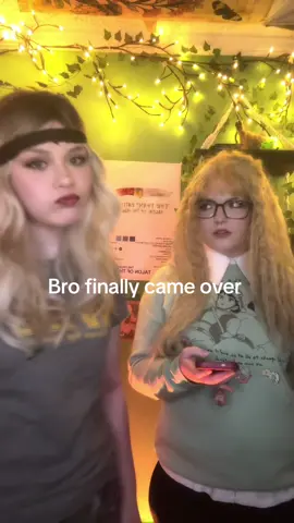 Even tho she was LATE. But it okay cuz we cosplay Yellowjackets @𝓐𝓶𝓮𝓽𝓱𝔂𝓼𝓽🦊 #mistyquigley #nataliescatorccio #yellowjackets #yellowjacketscosplayers 