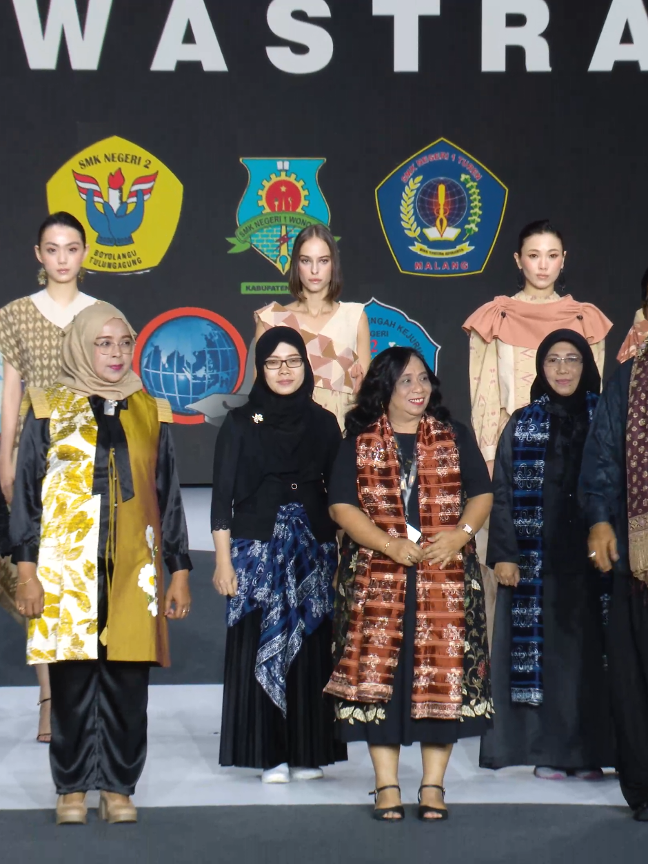 Karya SMK Negeri 1 Turen Tembus Panggung Fesyen Dunia Turen, 3-6 September 2025 – Karya siswa SMK Negeri 1 Turen berhasil tampil di ajang internasional Centrestage ke-10: Asia’s Fashion Spotlight yang digelar di Hong Kong Convention and Exhibition Centre pada 3–6 September 2025. Bersama SMK lain dari Jawa Timur, SMKN 1 Turen menampilkan busana, kain, dan aksesori hasil karya siswa yang dikolaborasikan dengan Kekean Wastra Gallery. Kehadiran ini membuka peluang besar bagi siswa untuk berjejaring dengan desainer, brand, serta pelaku industri fesyen dunia. Prestasi membanggakan ini tidak hanya sekadar tampil di panggung catwalk, tetapi juga mampu menarik minat pelaku industri fesyen internasional. Kepala Dinas Pendidikan Jawa Timur, Aries Agung Paewai, menyampaikan apresiasi tinggi atas partisipasi SMK Negeri 1 Turen yang menjadi bukti bah0wa kreativitas dan keterampilan siswa SMK Jatim mampu bersaing di kancah global serta memberi inspirasi bagi generasi muda untuk terus berkarya. See You Hongkong❤️❤️❤️ @kemendikdasmen @kamivokasi @jatimpemprov @khofifah.ip @emildardak @dindik_jatim @cabdinkabmalang @suyitno.purana  📢 Follow Official Account SMK Negeri 1 Turen! 📷 Instagram: @smknegeri1turen ▶️ YouTube: SMK Negeri 1 Turen 👍 Facebook Fanpage: SMK Negeri 1 Turen 🎵 TikTok: smknegeri1turen 🐦 Twitter: smknegeri1turen 🌐 Website: web.smkn1-turen.sch.id #smk​ #smknegeri1turen​ #vokasikuat​ #vokasikuatmenguatkanindonesia​ #smkhebat​ ​ ​ ​ ​ ​ ​ ​ ​ ​ ​ ​ ​ ​ ​ 