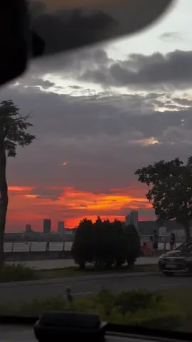 Bạn mình bảo: loay hoay rồi cũng qua một đời, cứ kệ đi. Thôi thì cuộc đời đưa đến cái gì, cố đón nhận cái đấy, mong bản thân có thể chấp nhận được mọi thứ với tâm thái bình thản. Nếu không thể tránh thì chỉ có thể chấp nhận. Hãy cho bản thân thời gian, Vì những điều tốt đẹp thường đến muộn. #halong #dulichhalong #hoanghon #sunset #sunsetlover 