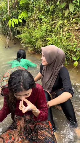 lagi main di sungai sejuk sekali🤣#jandamuda #fyp #gadisdesa 