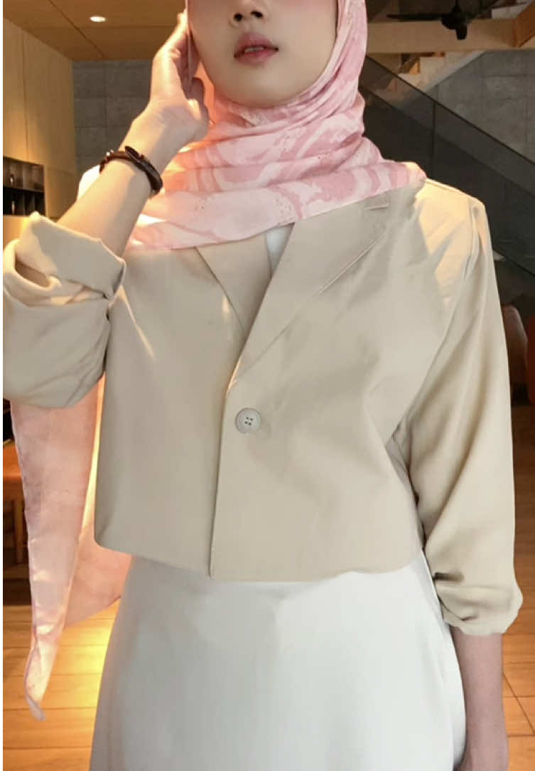 jadi suka pake flared midi skirt iniii super cakep looks nya elegan tapi tetep adem lembut plus ga nerawang juga 