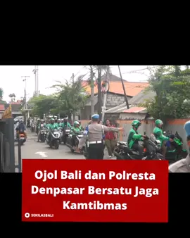 Aksi Solidaritas Ojol di Polresta Denpasar, Komitmen Jaga Kamtibmas Denpasar, 8 September 2025 — Paguyuban Ojek Online (Ojol) di Denpasar menggelar aksi solidaritas di Mapolresta Denpasar pada Senin (08/09) sebagai bentuk dukungan terhadap terciptanya keamanan dan ketertiban masyarakat, sekaligus menjalin silaturahmi serta kemitraan dengan Kepolisian dan dipimpin langsung oleh Ketua Paguyuban Ojol Bali, Bapak Gunawan. Kapolresta Denpasar, Kombes Pol. Muhammad Iqbal Simatupang, S.I.K., M.H., menerima langsung para peserta aksi di depan Gedung SPKT Polresta Denpasar. ini Sebagai bentuk simbolis kemitraan, perwakilan Ojol juga menyerahkan bunga kepada Kapolresta dan personel Polresta Denpasar. Kombes Iqbal menyampaikan apresiasi sekaligus pesan kebersamaan. “Selamat datang di Polresta Denpasar. Ini juga rumah rekan-rekan semua. Jika ada permasalahan yang bisa Polri bantu, jangan sungkan datang ke sini. Mungkin kejadian kemarin di berbagai wilayah, termasuk di Bali, sedikit mengurangi senyum rekan-rekan yang tidak terlibat namun ikut terdampak. Maka dari itu, mari kita saling merangkul, menjaga kamtibmas, dan mengembalikan senyum rekan-rekan lebih lebar, karena Polri adalah mitra dari Ojol,” ujar Kapolresta. Dalam aksinya, para peserta membawa spanduk bertuliskan: “Kami Ojek Online Bali Menolak Aksi Demo Anarkis,” “Anarkis Merusak Budaya dan Citra Bali yang Damai,” serta “Ojol Bersama Polri, Kita Jaga Bali dan Damai.” Sementara itu ketua paguyuban Ojol Bali menyampaikan bahwa aksi ini bukanlah bentuk demonstrasi, melainkan upaya silaturahmi dan kebersamaan dengan Polri. “Kami hadir di sini untuk saling merangkul bersama Polri menjaga kamtibmas, serta memulihkan nama baik ojek online yang mungkin dinilai negatif oleh sebagian orang akibat peristiwa kemarin,” ungkapnya. Aksi solidaritas ini mendapat apresiasi dari jajaran Polresta Denpasar, karena dinilai menjadi wujud nyata kontribusi komunitas Ojol dalam menjaga citra Bali yang aman, damai, dan menjunjung tinggi budaya lokal. Via: ig/polrestadenpasar #sekilasbali 