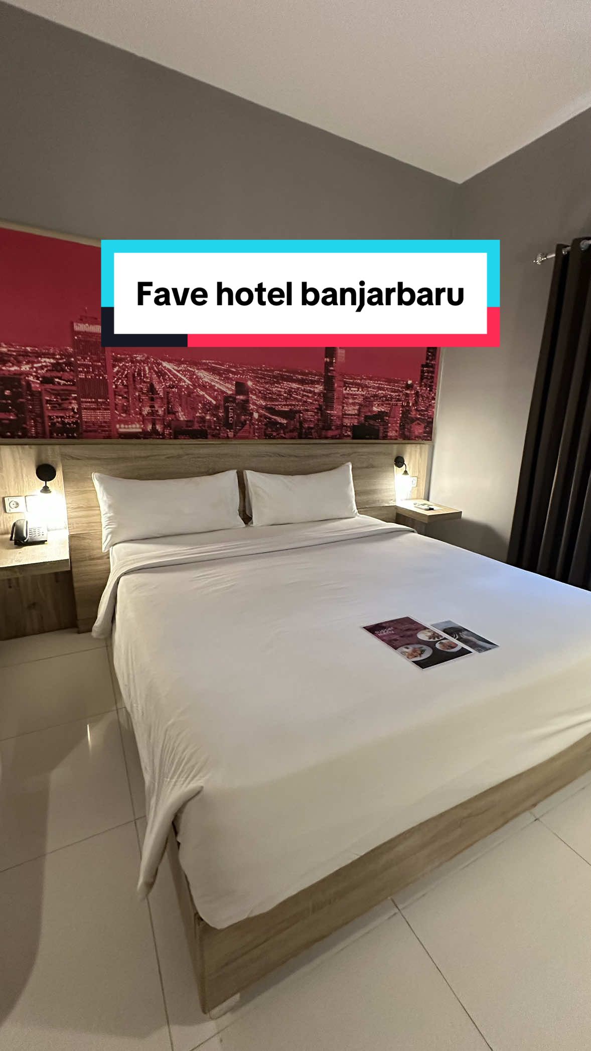 Hotel favorite anak tiap kali keluar kota. Harga terjangkau, bersih, makanannya juga enak, fasilitas lengkap ada kolam renang juga. Yang bikin nilai plus buat aku karna tersedia dispenser di setiap lorong kamar, jadi sangat membantu perekonomian kaum traveler yang banyak minum ini dalam hal beli air mineral botolan. 😂 Kali ini yang dicabang banjarbaru… #reviewhoteldibanjarbaru #favehotelbanjarbaru #hotelmurahdibanjarbaru