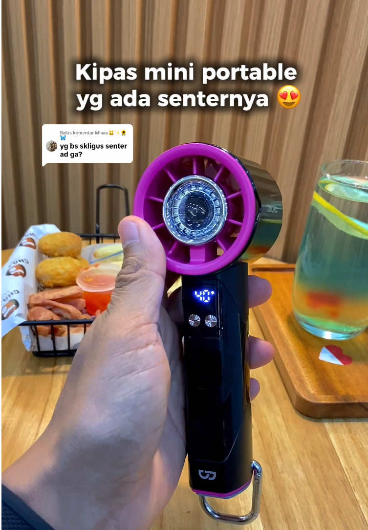 Membalas @Miaaa🐱✨🌻🦋 kipas mini yang ada senternya. Kipas mini portable Goojodoq seri GFS002 ya kak. Anginnya juga kenceng bisa diatur hingga 100 kecepatan dan batreinya awet. #kipasmini #goojodoq #promoguncang99 #GOOJODOQCUAN #GFSCOMPETITION 