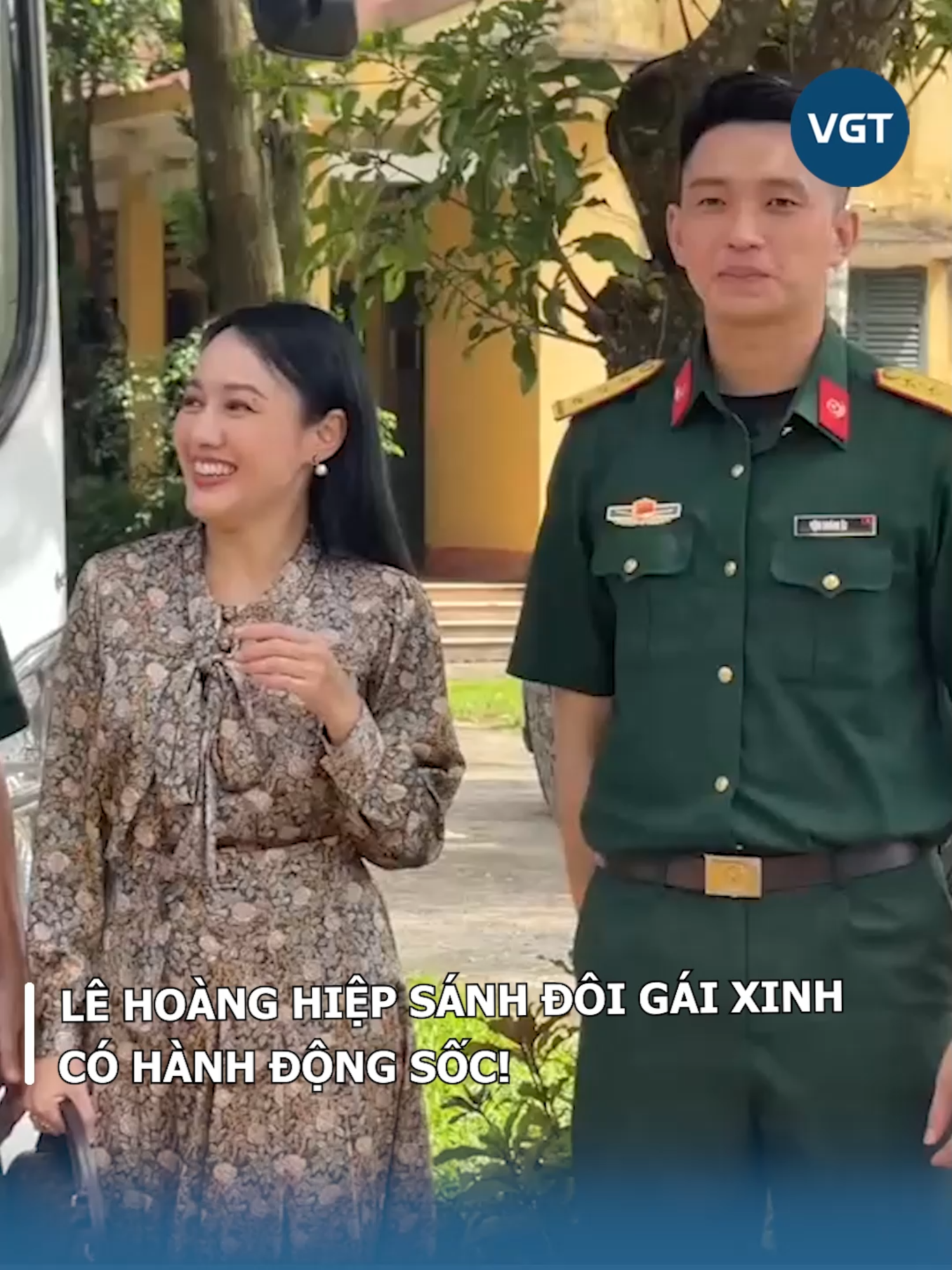 Lê Hoàng Hiệp sánh đôi gái xinh, có hành động sốc! Trong một khoảnh khắc hiếm hoi, Thượng úy Lê Hoàng Hiệp và BTV Hoài Anh đã xuất hiện chung một khung hình. Hành động tinh tế của anh khi đứng cạnh nữ BTV xinh đẹp đã nhanh chóng thu hút sự chú ý của người hâm mộ.