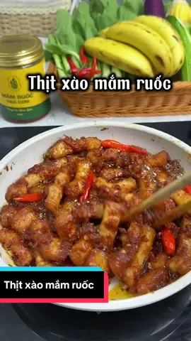 Hôm nào mà cả nhà lười ăn cơm thì mấy chị thử làm món thịt xào mắm ruốc này đi có khi là cả nhà bới cơm chờ sẵn luôn đó☺️#bepnhachin #xuhuong #homnayangi #thitxaomamruoc #mamruochaocom 