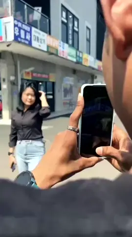 Banyak banget fitur AI di vivo V60 nih✨ Ada AI Four Season, AI Erase hingga AI Magic Move! Bikin hasil foto kamu jadi out of the box📱😎  Selain itu, juga dilengkapi dengan spesifikasi lainnya: 📷 50MP ZEISS Telephoto 📱Desain Bezel Tipis ⚙ Snapdragon 7 Gen 4 Pertama di Indonesia 💧Sertifikasi IP68/69, 3X Lebih Kuat ⚡6500mAh + 90W FlashCharge 🎮 Bypass Charging ✨ ZEISS Multifocal Portrait 🤖 vivo AI Image Studio 🛡 6 Tahun Software Update 💎Dapatkan VIP Prime pergantian Antigores dan Softcase per tahun secara GRATIS! Tunggu apalagi? Segera kunjungi store vivo resmi kesayangan kamu sekarang dan dapatkan Ekstra Benefitnya!🔥 #CaptureV60 #vivoV60 #ZEISSPortrait #UpCloseFromAfar #V60_kalut