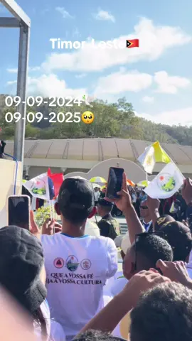 Tinan ida liu Ba Ita boot mai Vizita Rai Doben Timor Leste nebee Simu Ho antusiasme tebes husi Sarani Sra Htu  We Love you Papa Francisco #popefrancis #memories #weloveyou 