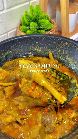 Resep ayam kampung ungkep pedas👩🏻‍🍳 Bumbu halus : 12 siung bawang merah 8 siung bawang putih 1 ruas kunyit 1/2 ruas jahe 2 ruas lengkuas 1 batang serai 4 butir kemiri 150ml air 100g cabe rawit (chopper) Bumbu aromatik: 4 lembar daun jeruk 2 lembar daun salam 1 lembar daun kunyit 1 ekor ayam kampung 1 liter air 3 buah tomat Garam Penyedap rasa Gula Masukan cabe yang sudah di chopper 📝CARA MEMBUAT SIMAK DI VIDEO NYA YA #menuharian #menurumahan #menusederhana #menuseharihari #idemenu          