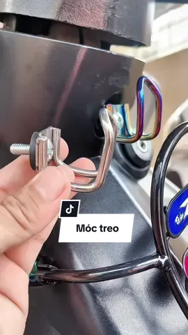 Chiếc móc treo inox trắng và titan cho xe máy. #moctreoxemay #moctreodoxemay 