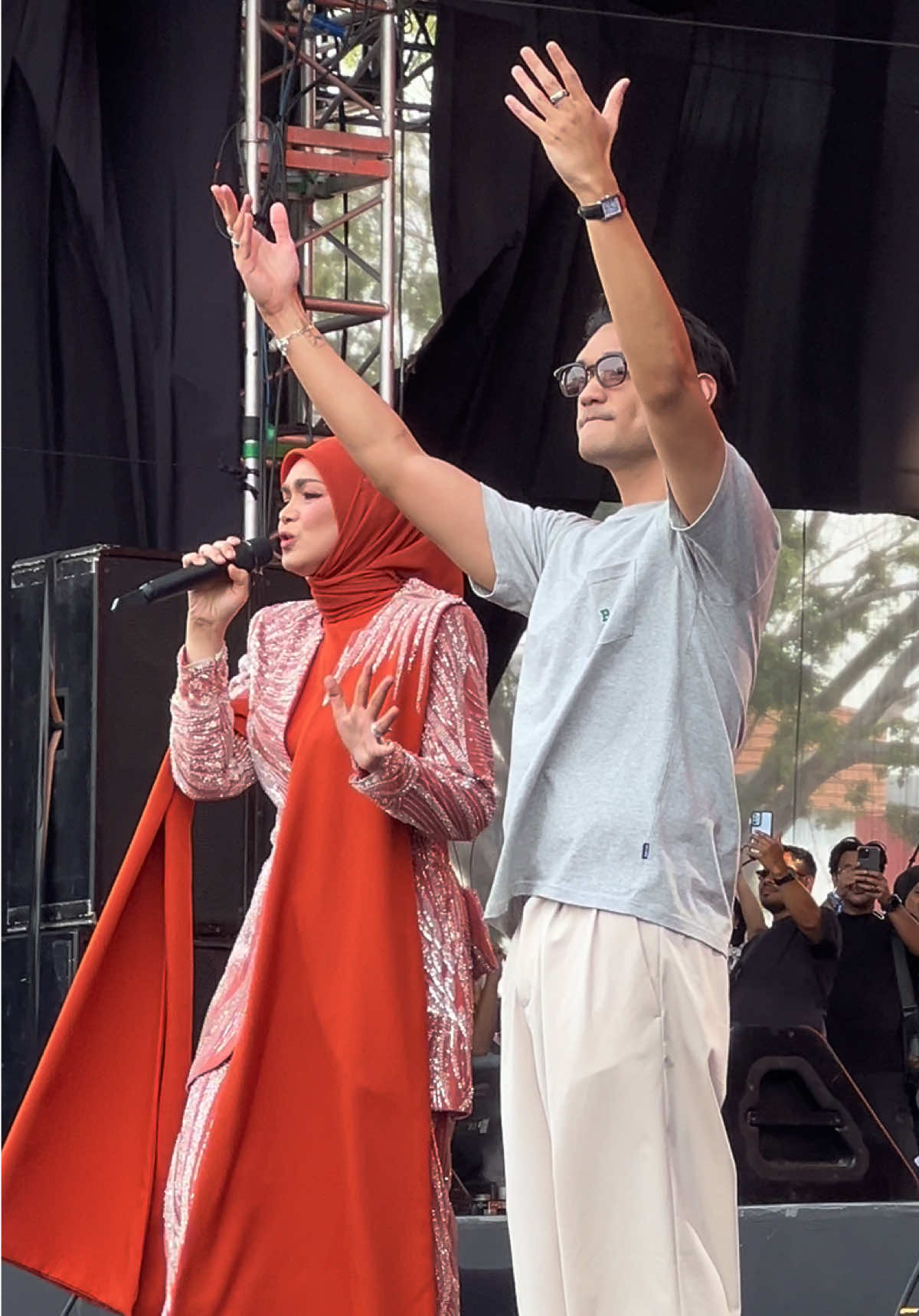 - BUKAN CINTA BIASA FT @Afgan LIVE @ PESTAPORA 2025 🇮🇩 #SitiNurhaliza #BiduanitaNegara #Pestapora2025 #Sitizoners #Jakarta @Siti Nurhaliza @SN LEGACY SDN BHD 