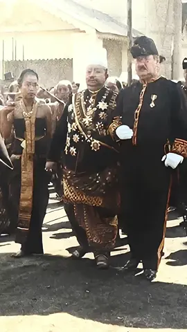 Rekaman langka Sri Susuhunan Pakubuwana X saat menyambut kedatangan pihak Belanda pada Tahun 1920-an. rekaman eksklusif berwarna berkualitas tinggi yang belum pernah kamu lihat sebelumnya #pond5 #fyp 