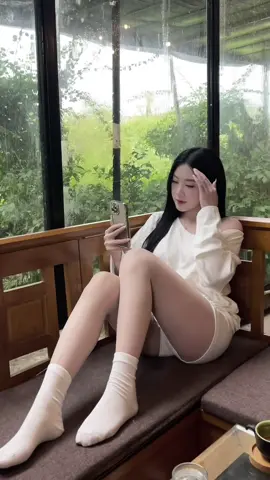 “Nếu im lặng có thể biến thành giọt nước , thì có lẽ tôi đã bỏ lại đây một đại dương..”#xh #outfit #typ #fashion 