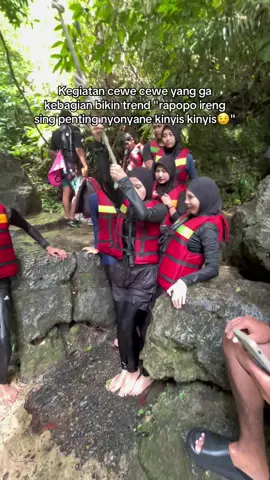 Menghibur diri sendiri, untuk tiket bodyrafting nya bisa klik lokasi di video ini lebih murcee🫶🏻☘️ #bodyrafting #citumang #pangandaran #holiday #fyp 