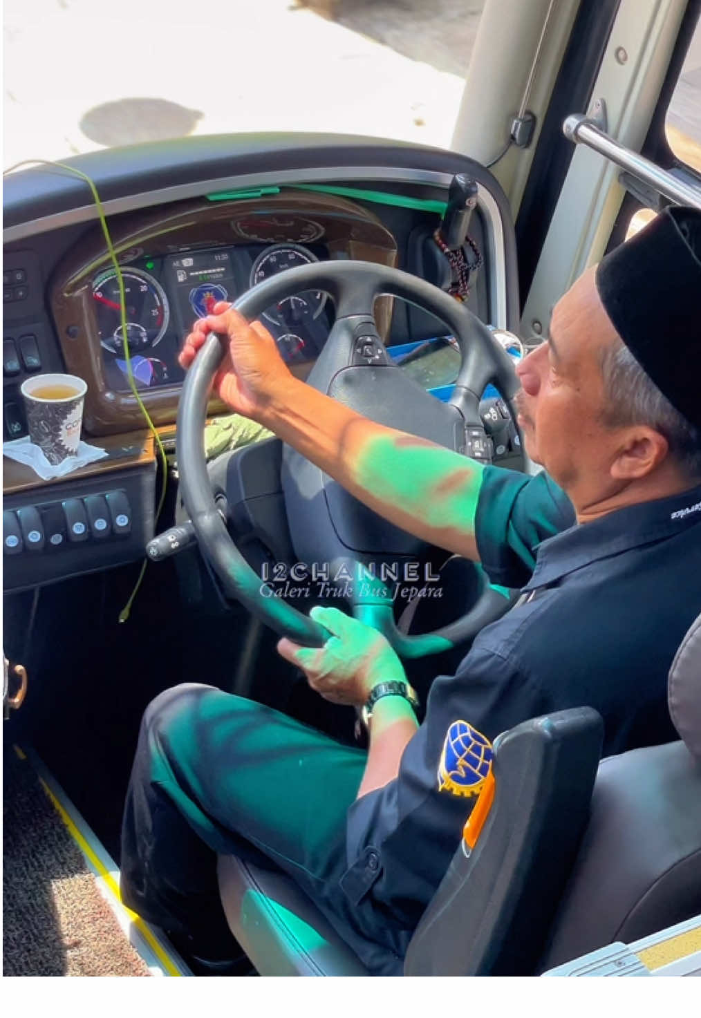Kaji Wahib Style dibalik Kemudi Bawa Bus Surya Bali Scania Dengan Opticruise Transmision Kaki Kiri Auto Nganggur 😃