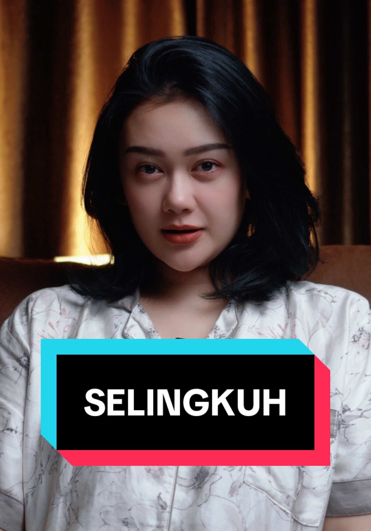 Perselingkuhan di kantor itu nggak lahir dari niat besar. Awalnya cuma nebeng pulang, makan siang bareng, chat kerjaan. Lama-lama ada gombal, curhat, terus hati goyah. #adellawulandarigariskeras #adella_wulandari #adellawulandari 