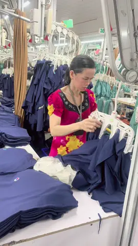 Công đoạn treo hàng. Bã làm có 13 năm chứ mấy 😂#ctymay #xuhuongtiktok #ctyag 