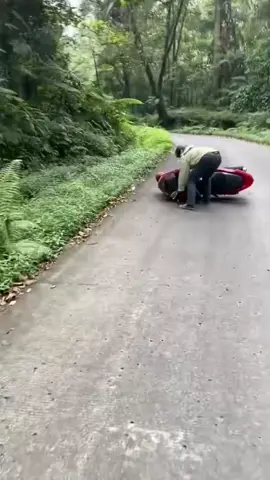 setidaknya sudah berusaha, jatuh bukan akhir dari segalanya, tapi jatuh lagi #lucu #rizalmuk #andresuhen  #pcx160 #ngabers 