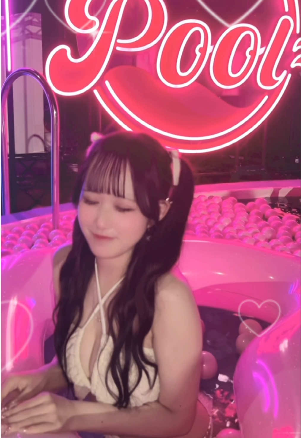 やーーっとナイトプールデビューできたよ🥺☝🏻❤︎ ⸝⸝ #コンカフェ嬢 #地下アイドル #プール #ナイトプール #夏の思い出 