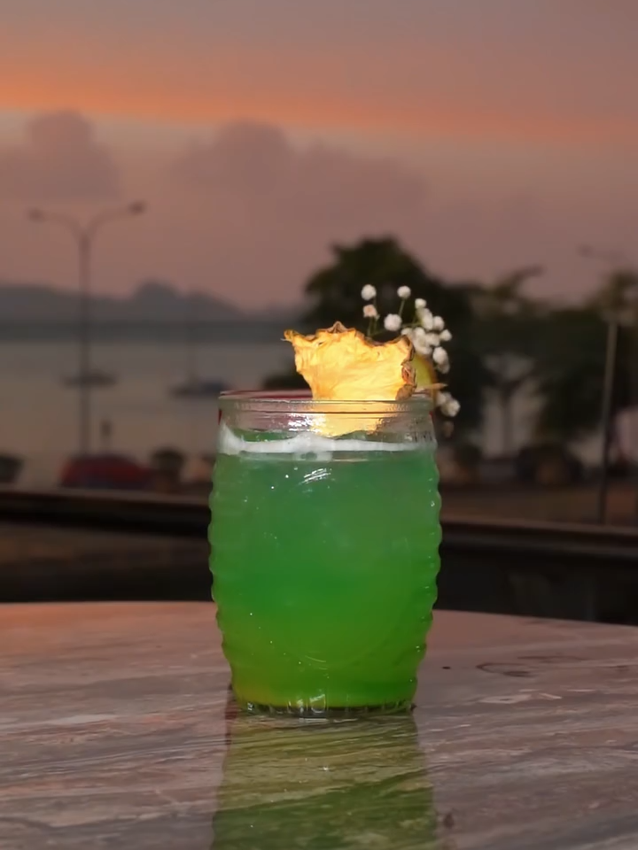 There’s no better backdrop for cocktails than a Kota Kinabalu sunset. 🌞🍸 End your day the La Chica way. Colourful skies, chilled cocktails, and nothing but good energy. Because the view never disappoints… and neither do we. #LaChicaKK #GoldenHourGlow #CocktailMoments #SabahFoodie #TheOliveTreeGroup