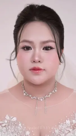 #xuhuong Studio LIÊN LÝ - Chụp Ảnh Cưới Đẹp Phú Tân An Giang   💖 MAKEUP CÔ DÂU MŨM MĨM – TỰ TIN LUNG LINH TRONG NGÀY CƯỚI 💖Vẻ đẹp không nằm ở số đo, mà ở sự rạng rỡ và tự tin!Trong video này, mình chia sẻ cách makeup giúp cô dâu mũm mĩm trở nên thon gọn, hài hòa mà vẫn giữ được nét tươi tắn, tự nhiên 🌸💄 Tạo khối nhẹ nhàng💫 Bắt sáng đúng điểm💋 Tông makeup tôn da, tôn dáng👉 Xem để thấy: Mỗi cô dâu đều có thể thật xinh đẹp theo cách riêng! 💕   #makeupcodaudepphutanangiang #chuphinhcuoidepphutanangiang #studiolienly #makupkimlien 