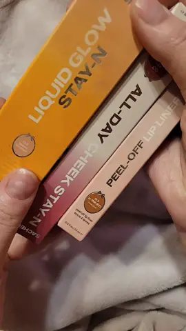 THIS bundle by @satcheu beauty is EVERY thing! I were the liquid glow Stay-N under my foundation as well as over keeps you water proof and  GLOWING all day!  This 3 peice bundle comes w/the liquid glow a FULL size blush and the VIRAl 