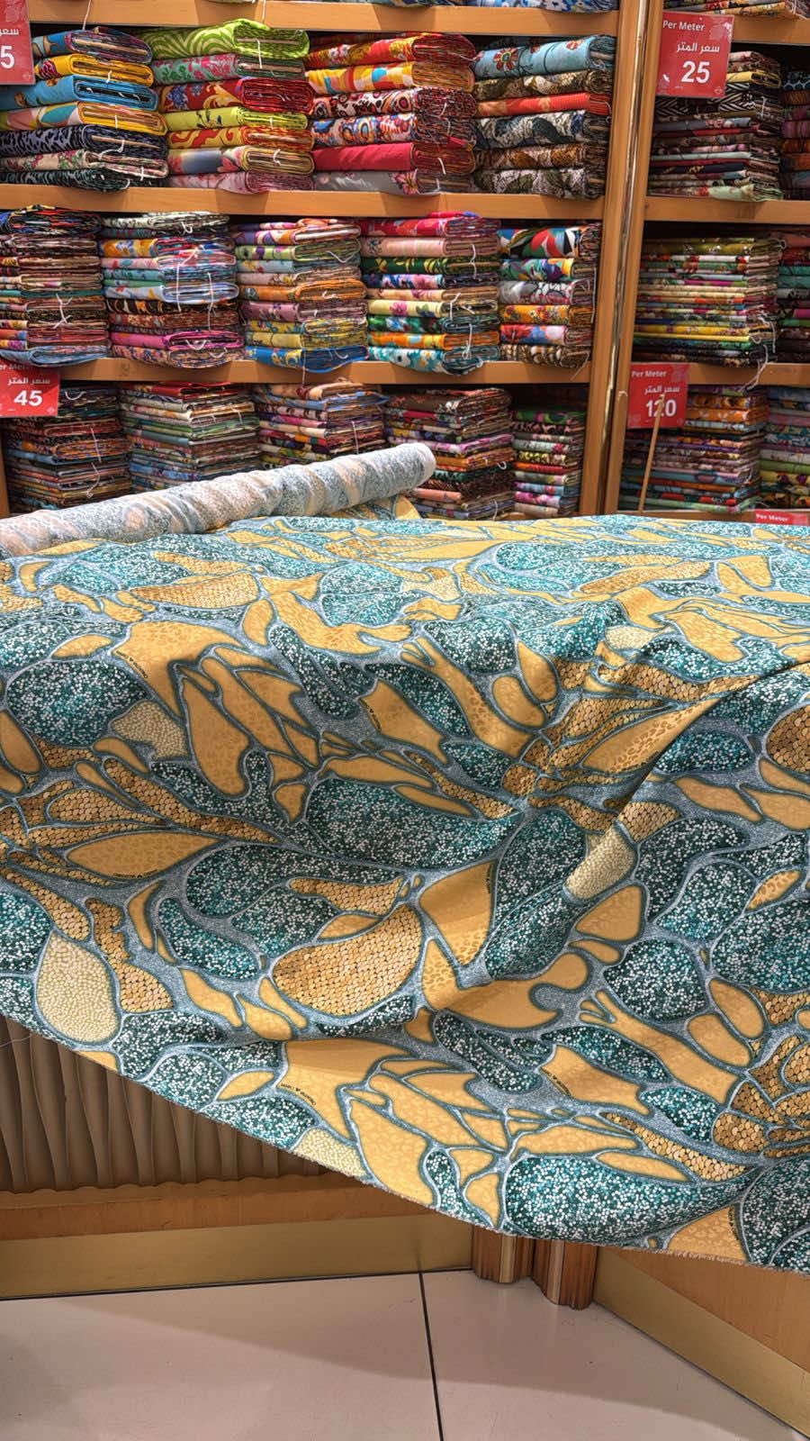 من وين تاخذون قطعكم!؟! الخيار الاول لي للقطع الاورغنزا طبعا من الباقة للاقمشة ‪هذا رقمهم عندهم توصيل لدول الخليج بعد +971 54 471 2020 كل عيد البس من عنده حرير واورغنزا مميزات🔥🔥💠 في الفيديو كذا قطعة من كذا محل بس الاغلب من الباقة🤣🤣 #أقمشة #قطع #مخاوير #أبوظبي 