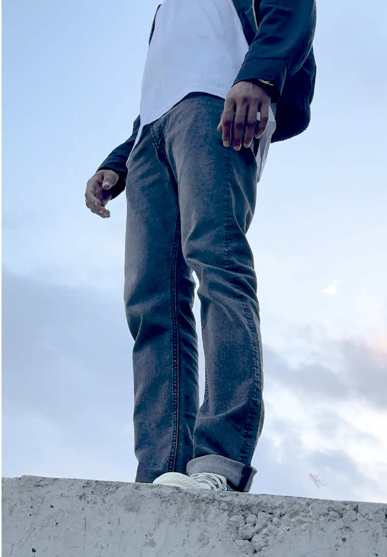 Minimal. Versatile. Essential. Utah Grey is your new everyday pair — dark grey men’s jeans with a superslim fit and clean washed finish. Made from 98% cotton and 2% elastane for all-day comfort — perfect for casual days or a smart evening look.  #volkvog #volkvogjeans