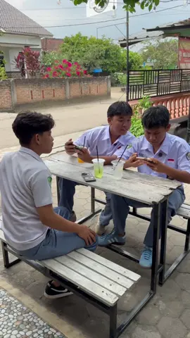 Kalian ada yg pernah gini juga ga di sekolah ? #fyp #ceritakita #efootball #tipetipeomped 