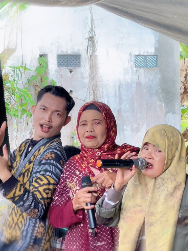 Terima kasih warga Desa Rantau Bujur, Banjang & sekitarnya atas antusias serta bunga bunga sosialnya. Sigma Gambus live on wedding Sulistia & Hafiz Ansyari, salam hungang & semoga terhibur #sigmagsmbus 