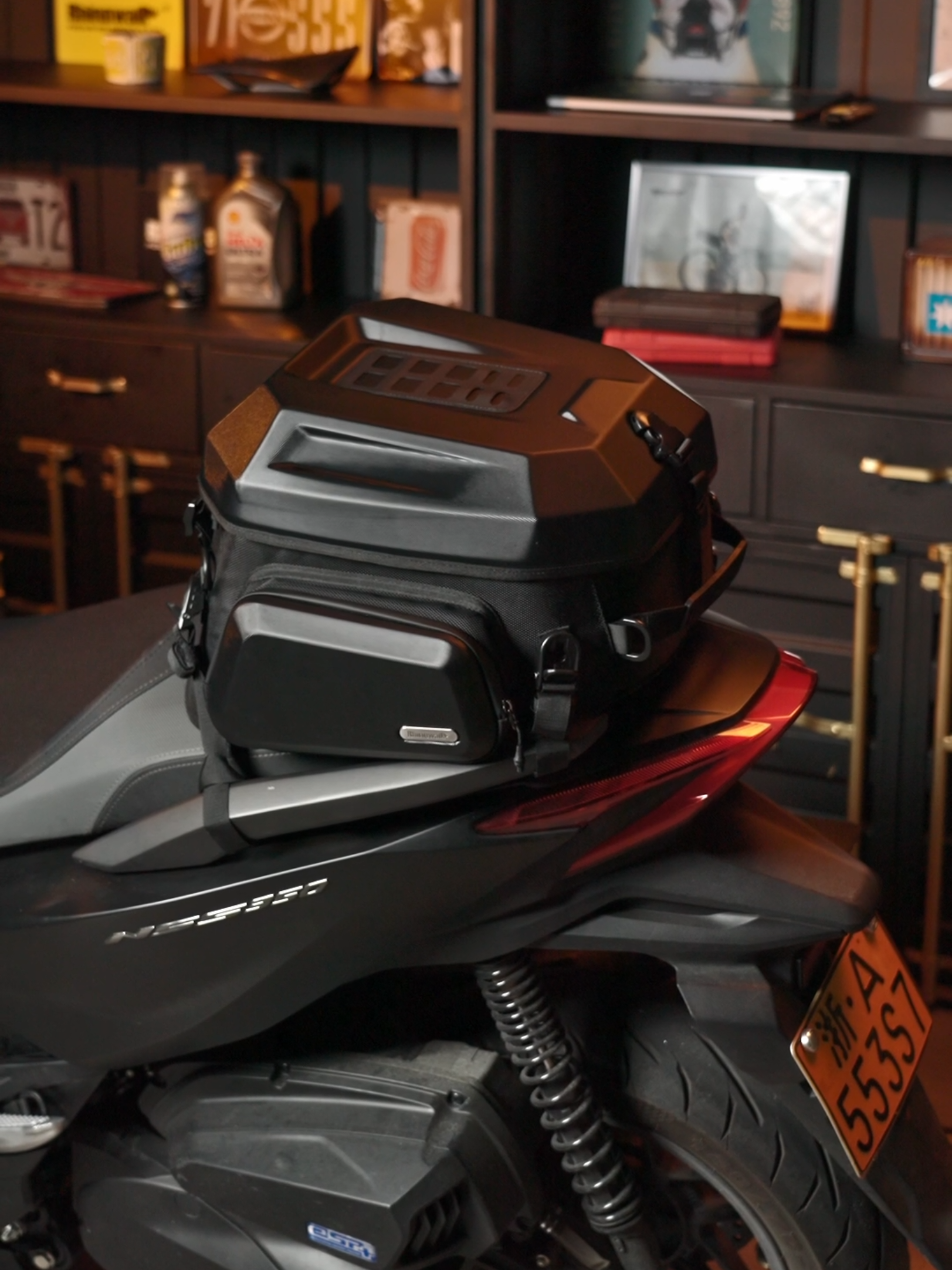 Fortress Series MFT2310 Motorcycle Tail Bag 🔥 Unboxing & First Look 🎥✨ Check out the full product via my profile link 🚀🏍️ #Rhinowalk  #MotorcycleLife #MotoGear #UnboxingVideo #MotorbikeAdventure 