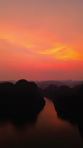 We saw the most amazing sunset while staying overnight on a cruise in Lan Ha Bay, Cat Ba. We honestly couldn’t recommend it enough - the views alone make it worth it 😍 #lanhabaycruise #lanhabay #catba #vietnam #southeastasia