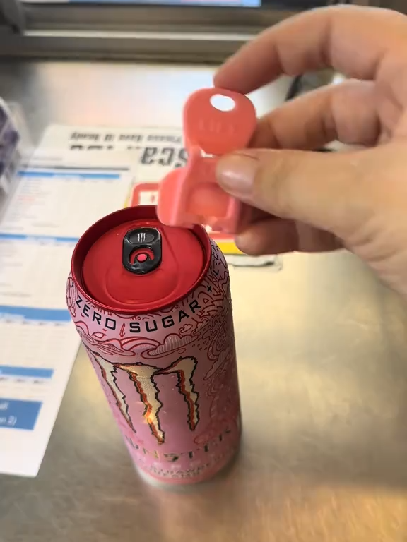 New cola beverage can opener plastic simple small bottle opener sealed dust-proof can opener