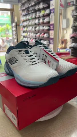 🎾 GIÀY PICKLEBALL TENNIS LOTTO FRANCIS TRẮNG CAM - MẪU MỚI VỀ HÀNG HOT NHẤT HIỆN NAY! 🔥 Thiết kế nổi bật – Cá tính trên sân đấu Lotto Francis trắng cam gây ấn tượng mạnh với phối màu trắng chủ đạo kết hợp cam neon và đen thể thao, mang lại sự tươi mới, năng động và rất dễ phối đồ thể thao. Logo Lotto sắc nét 2 bên thân giày giúp khẳng định thương hiệu đến từ Ý. 👟 Chất liệu cao cấp – Êm chân – Thoáng khí  • Phần upper sử dụng lưới kỹ thuật kết hợp da PU cao cấp, cho khả năng thoáng khí tốt, nhẹ chân khi vận động cường độ cao.  • Lớp lót bên trong mềm mại, ôm chân, tăng cảm giác thoải mái dù chơi lâu.  • Cổ giày vừa vặn, nâng đỡ cổ chân tốt, hỗ trợ di chuyển linh hoạt. ⚙️ Công nghệ đế chuyên dụng cho pickleball/tennis  • Đế giày được thiết kế với cao su chống trượt dạng xương cá (herringbone) – bám sân cực tốt, đặc biệt là trên mặt sân cứng hoặc sân tennis tổng hợp.  • Lớp đệm EVA hấp thụ chấn động giúp bảo vệ khớp gối và cổ chân trong những pha di chuyển nhanh, đổi hướng gắt.  • Đế ngoài có độ bền cao, phù hợp chơi lâu dài cho cả phong trào và bán chuyên. 🎯 Ưu điểm nổi bật: ✅ Thiết kế khỏe khoắn, màu sắc nổi bật dễ phối đồ. ✅ Trọng lượng nhẹ, bám sân tốt – di chuyển linh hoạt. ✅ Đệm êm, hỗ trợ cổ chân – chống chấn thương. ✅ Phù hợp chơi cả pickleball, tennis, hoặc thể thao phong trào. 💥 Mẫu mới số lượng giới hạn, đã có mặt tại shop! ⏳ Hãy nhanh tay đặt ngay trước khi “cháy size” nhé! #LottoFrancis #PickleballShoes #TennisShoes #GiayPickleball #GiayTennis #GiayTheThaoChinhHang #LottoVietNam #LottoFrancisTrangCam #ShopTheThaoHaNoi #pickleballvietnam 