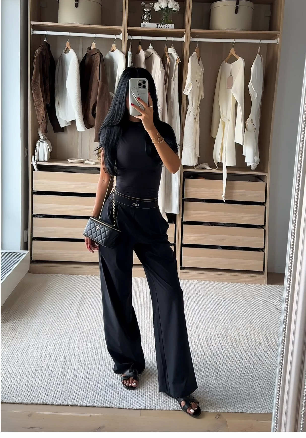 Alo pants & skins top. Simple yet perfect combo 🖤