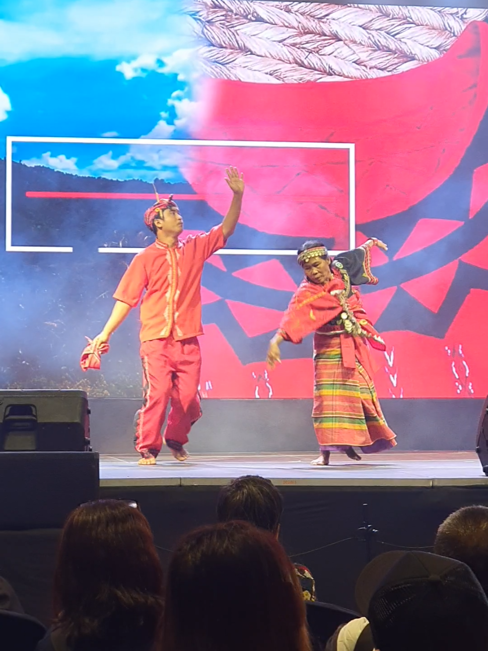 BINANOG, a courtship dance of the Panay Bukidnon inspired by the movement of a hawk. This beautiful dance was performed by the Panay Bukidnon Indigenous People of Capiz during the 36th Philippine Travel Mart. Kanami kag katahum guid tan-awon ❤️ #capturecapiz #panaybukidnon #36thphilippinetravelmart #fypシ #foryoupage 
