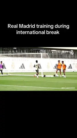 Real Madrid returned to training on Monday, September 8 to prepare for the remainder of the season. Jude Bellingham and Camavinga trained with the team. #realmadrid 