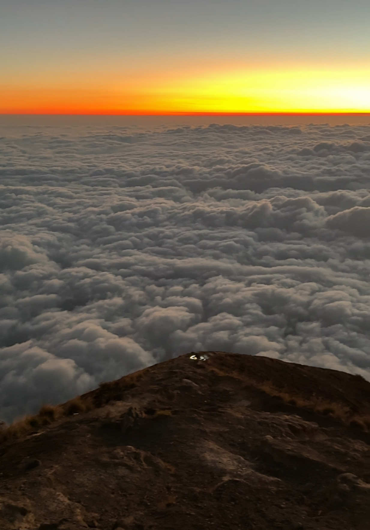 Sekali seumur hidup minimal harus mendaki ke atal Bali gunung Agung Kalau video ini fyp di kamu, itu pertanda tahun ini kalian akan mendaki ke gunung Agung . . #gunungagung #gunungagungbali #gunungagung3142mdpl 