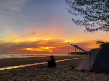 pergi ke pantai membaca buku fav lalu nikmatin keindahan nya