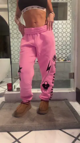 The prettiest comfiest  joggers you’ll ever try🩷 I have them in black as well and live in them❣️ Grab them below for the buttery soft and beautifully stitched experience and thank me asap💋