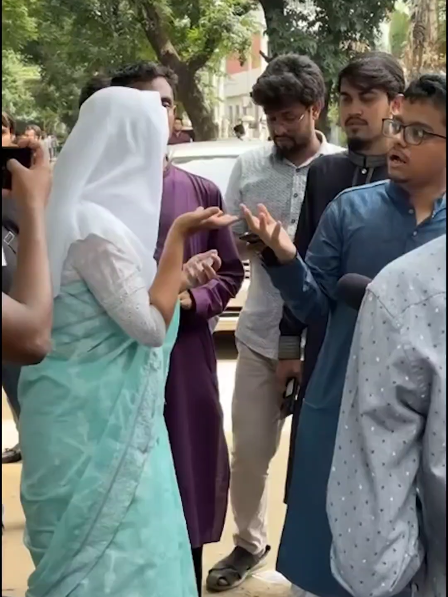 শিবির সমর্থিত ডাকসু জিএস প্রার্থী এস এম ফরহাদকে ঘিরে ভোটকেন্দ্রে নির্বাচনী আচরণ লঙ্ঘনের অভিযোগ নারী ভোটারের। ভোটকেন্দ্রে নিজেদের লিফলেট দেয়া, নাম ও ব্যালট নাম্বার ভোটারদের লিখে দেয়ার অভিযোগ করেন। তিনি আরও বলেন, প্রার্থীরা এখনই যদি আচরণবিধি লঙ্ঘন করেন তাহলে নির্বাচিত হলে কী করবেন? #শিবির #ডাকসু #ডূচশূ #bnpbdorg 