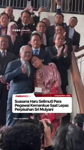 Suasana haru menyelimuti para pegawai Kementerian Keuangan (Kemenkeu) saat melepas Sri Mulyani Indrawati dari jabatan Menteri Keuangan, Selasa (9/9/2025). Dalam momen perpisahan itu, para pegawai Kemenkeu kompak menyanyikan lagu “Bahasa Kalbu” sambil meneteskan air mata. Lagu tersebut seakan menjadi ungkapan rasa terima kasih dan penghormatan bagi Sri Mulyani yang telah memimpin Kemenkeu dengan ketegasan dan dedikasi selama lebih dari 15 tahun. Sri Mulyani yang dikenal sebagai figur reformis di bidang fiskal tampak terharu menerima penghormatan dari jajaran pegawai. Momen ini menjadi penanda berakhirnya perjalanan panjangnya di pucuk birokrasi keuangan negara, sekaligus menyambut kepemimpinan baru di bawah Menteri Keuangan Purbaya Yudhi Sadewa. #Srimulyani #menkeu #menterikeuangan 