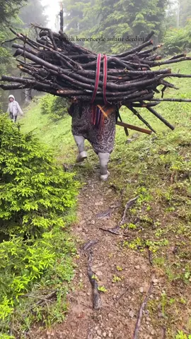 Karadenizli kemenceyle anlatır derdini … #kemençe #karadenizkadını #yaylacılar #dogal #hayat 