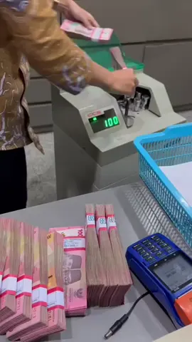 menceritakan hikayat awal keimanan Asiyah dari kesuksesan Nabi Musa AS mengalahkan tukang sihir suruhan Firaun Penguasa otoriter yang mendaku dirinya sebagai Tuhan ini menantang Nabi Musa adu kebenaran dengan saling unjuk kebolehan Asiyah yang menyaksikan peristiwa tersebut akhirnya jatuh cinta pada ajaran Nabi Musa Mukjizat telah terbentang dan kebatilan terbukti gugur di hadapan kebenaran tauhid Istri Firaun ini pun mantab menyatakan beriman. #soimah #soimahpancawati #soimahberbagi  #soundviral #videoviral 