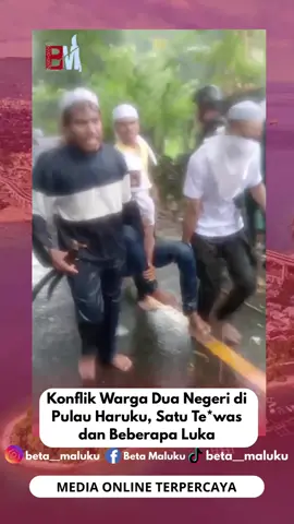BETA-MALUKU,COM— Bentrokan antarwarga kembali pecah di Pulau Haruku, Kabupaten Maluku Tengah, Selasa (9/9/2025). Pertikaian yang melibatkan masyarakat Desa Kailolo dan Desa Kabauw itu menyebabkan satu orang meninggal dunia dan sedikitnya lima orang lainnya luka-luka. Kapolres Pulau Ambon, Kombes Pol Dr. Yoga Putra Prima Setya, saat dikonfirmasi menjelaskan konflik bermula dari adu mulut dan perkelahian perorangan. Perselisihan tersebut kemudian berkembang menjadi aksi saling serang antarwarga dua negeri bertetangga. Benar, telah terjadi bentrokan sekitar pukul 11.00 WIT di perbatasan Desa Kailolo dan Desa Kabauw. Saat ini korban jiwa dan korban luka sudah terdata,” kata Yoga. Berdasarkan laporan aparat, rincian korban adalah sebagai berikut: Desa Kailolo: empat orang mengalami luka akibat sabetan benda tajam Desa Kabauw: satu orang meninggal dunia serta satu orang luka-luka diduga terkena ledakan bom rakitan. Hingga sore hari, situasi di lokasi masih tegang. Massa dari kedua desa dilaporkan masih saling menyerang menggunakan senjata tajam dan bom rakitan. Aparat Polsek Pulau Haruku sudah berada di tempat kejadian perkara (TKP), namun belum dapat sepenuhnya membubarkan massa. Aparat keamanan ters berupaya melakukan langkah-langkah pengamanan dan koordinasi dengan pihak terkait agar kondisi segera terkendali. Pihak kepolisian mengimbau masyarakat dari kedua desa untuk menahan diri dan tidak terprovokasi, guna mencegah jatuhnya korban lebih banyak. 📰RakyatMaluku