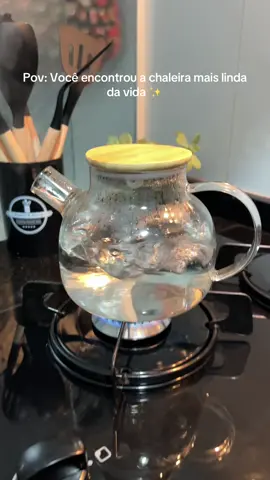 Comprei essa Chaleira de Vidro e estou apaixonada 😍 Toda de vidro com tampa em bambu e pode ir direto no fogo. Você encontra no TikTok shop #chaleiradevidro #decoracaodecasa 