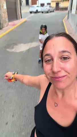 Hasta que aprendamos a andar en bici este es nuestro medio de transporte.  Ni tan mal… un nuevo reto desbloqueado ✅ Patinete modo ON  Descripción de la imagen; Lucia guiando a Romeo con una pulsera de casacabeles por las calles del pueblo.  #discapacidadvisual 