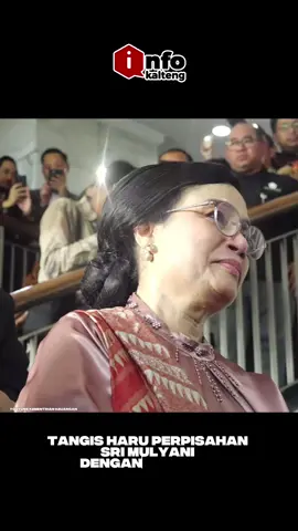 Air mata Sri Mulyani pecah saat berpamitan dengan keluarga besar Kemenkeu. Suasana penuh kehangatan terasa ketika pegawai membacakan puisi, menyanyikan lagu perpisahan, serta menyerahkan bunga mawar putih kepadanya. #infokaltengreborn  #srimulyani #kementriankeuangan 
